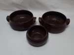 Jogo de 3 cumbucas bowl em porcelana vitrificada marrom. Medindo o bowl maior 13,5cm x 5cm de altura.