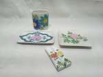 Lote de 2 petisqueiras, 1 porta trecos e 2 pegas para talher em porcelana. Medindo a petisqueira quadrada 14cm x 14cm. Leve bicado.