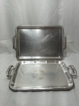 Lote de 2 bandejas retangulares em aço inox com borda trabalhada. Medindo a maior 42cm x 31,5cm x 49cm alça alça.