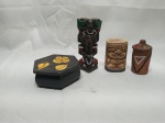 Lote de 4 enfeites decorativos em materiais diversos, sendo resina, madeira e cerâmica. Medindo o totem 13cm de altura.