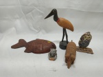 Lote de 5 enfeites decorativos em materiais diversos, sendo madeira e porcelana. Medindo a maior 18cm de altura. Leve restauro