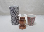 Lote de castiçal e 2 vasos floreiras em porcelana pintada. Medindo o maior 18cm de altura.