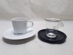 Lote de 2 xícaras de café, sendo uma em vidro e uma em porcelana, da Nespresso. Medindo a em porcelana 5,5cm x 6cm de altura.