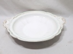 Travessa redonda, centro de mesa em porcelana portuguesa Vista Alegre. Medindo 28cm x 6cm de altura. Peça com leve desgaste na douração.