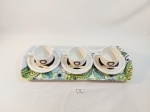 JOGO COMPOSTO POR 3 XÍCARAS  DE CAFÉ EM PORCELANA STEATITA COM BANDEJA FLORAL E 3 COLHERES. EM MADRIPEROLA. MEDIDA: XÍCARA 6 CM X 4 CM, PIRES 11,5 CM DIAMETRO, BANDEJA 38 CM X 15,5 CM DE LARGURA.