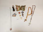 Lote arte Sacra 10 peças diversas sendo 1 presepio resina , terços , escapulario, medalhas e santa maior 12 cm