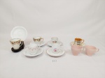 Lote 7 xicaras de café e 5 pires em porcelana e faiança diversas decoradas . Sendo oriental com craquele e pires com fio 6x 5,5cm e 5 x 5 cm