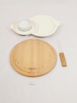 lote composto por 1 petisqueira em porcelana na cor creme craquelada da marca artbel jaguariuna possui bicado 29 cm de comprimento x 18 cm de largura na parte maior, recipiente para pasta em porcelana branca 8 cm d x 2,5 cm de altura, 1 tábua para frios da marca Tramontina 23 cm, espátula com cabo em madeira e lamina em acrílico comprimento 18 cm.