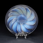 René Lalique (1860-1945), França, 1935 C. VASO OPALESCENTE DITO FLEURONS (MOD. 3314). Diâmetro = 25 cm. Altura = 5 cm. Peso = 1020 g. Em perfeito estado de conservação. Leia mais em https://rlalique.com/rene-lalique-fleurons-bowl-1663