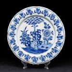 Royal Delft, Delft, Holanda, século XVIII. Excepcional medalhão em porcelana com decoração floral no tom azul, típica daquela produção. Diâmetro = 35 cm. Altura = 5 cm. Faltas nas bordas, conforme imagens. Raridade.