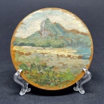 Manoel Santiago (1897-1987). PAISAGEM ICONOGRÁFICA DO RIO DE JANEIRO. Óleo sobre madeira. Diâmetro = 12 cm. Assinada, datada e dedicada. Graciosíssima e rara pinturinha-passatempo deste grande pintor brasileiro.