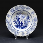 William Davenport & Co., Burslem, Inglaterra, primeira metade do século XIX (1825 C.). Antigo e raro prato fundo em porcelana azul e branca decorado no padrão Orissa. Diâmetro = 23 cm. Altura = 4 cm. Em ótimo estado de conservação.