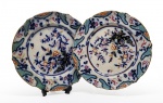 John Ridgway and Co., Shelton, Inglaterra, 1837. Par de excepcionais, belíssimos e centenários pratos em porcelana policromada inglesa. Diâmetro de cada = 24,5 cm. Um não está marcado. Ambos apresentam discretíssimos fios de cabelo. Em bom estado de conservação geral. (Fonte: https://www.thepotteries.org/allpotters/858.htm )