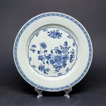 China, século XIX. Prato em porcelana com decoração floral em tom azul fabricado para o mercado de exportação, no que se convencionou chamar de Companhia das Indias. Diâmetro = 23 cm. Em bom estado de conservação (alguns imperceptíveis bicados quase regulares).