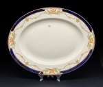 Alfred Meakin (Tunstall) Ltd., Inglaterra, 1937 C. Elegante travessa decorada no padrão Hampton, com destaque para o belo tom de azul da borda. Medidas: 37 x 29 cm. Em bom estado de conservação, sem bicados ou quebrados, à exceção de pequenina mancha na caldeira.