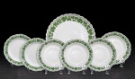 Meissen, Alemanha, fabricação entre 1924 e 1934. Excepcional e raro conjunto de porcelana no padrão dito Green Vine contendo 7 peças, sendo 1 prato de bolo e 6 pratos de sobremesa. Bordas movimentadas. Em perfeito estado de conservação, sem bicados, quebrados ou fios de cabelo. Marcados no fundo. Nota: estamos oferecendo mais lotes desse mesmo conjunto no presente leilão.