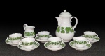 Meissen, Alemanha, fabricação entre 1924 e 1934. Excepcional e raro conjunto de porcelana no padrão dito Green Vine contendo 14 peças, sendo 1 bule com tampa, 1 leiteira, 6 xícaras e 6 pires. Bordas movimentadas. A leiteira apresenta pequeninos bicados na borda, conforme foto. Marcados no fundo. Nota: estamos oferecendo mais lotes desse mesmo conjunto no presente leilão.