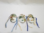 Lote de 3 máscaras decorativas em porcelana pintada. Medindo 10cm x 6,5cm.