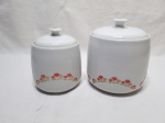 Lote de 2 potiches em porcelana decorada com cogumelos. Medindo o maior 13,5cm x 13cm de altura.