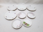 Lote de 4 pires de chá e 4 pires de café em porcelanas e modelos diversos. Medindo o maior 14cm de diâmetro.