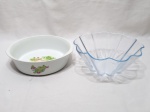 Lote de travessa em porcelana refrataria e bowl em vidro moldado. Medindo o bowl 21cm x 9cm de altura.