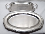 Lote de bandeja com duas alça e travessa oval em aço inox. Medindo 49cm x 33cm.