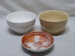 Lote de 2 bowls e 1 cumbuca em porcelana. Medindo o bowl maior 14cm x 8,5cm de altura.