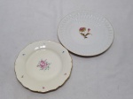 Lote de 2 pratos decorativos em porcelana floral. Medindo o maior 20cm de diâmetro. Leve fio de cabelo.