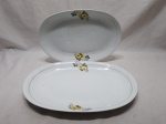 Jogo de 2 travessas ovais em porcelana Renner floral com friso ouro. Medindo a maior 39,5cm x 27cm. Desgaste no friso.