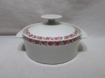 Sopeira com 2 alças e tampa em porcelana Renner Medaillon com flores rosa. Medindo 21cm x 8cm de altura.