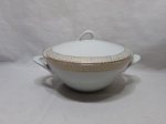 Sopeira com 2 alças e tampa em porcelana Renner com barra ouro. Medindo 21cm x 9cm de altura.