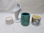 Lote de 3 vasos floreiras em porcelana e 1 castiçal com vela perfumada. Medindo o maior 18cm de altura.