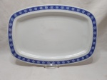 Travessa retangular rasa em porcelana portuguesa, barra azul e friso ouro. Medindo 44cm x 30cm. Com perda na douração.