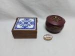 Lote de 3 caixas decorativas, sendo 2 em madeira e 1 em metal. Medindo a caixa com azulejo 13cm x 13cm x 6cm de altura. A caixa de azulejo necessita de reparo e com fio de cabelo.