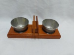 Suporte para pasta com 2 bowl em estanho, suporte e espátulas em madeira. Medindo o bowl 6,5cm x 4cm de altura.