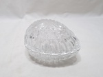 Linda caixa oval em cristal ricamente trabalhado. Medindo 14,5cm x 11cm x 5cm de altura de altura sem tampa.