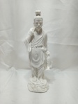 Escultura de sábio oriental em porcelana branca. Medindo 27cm de altura.