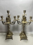 Belissímo par de candelabro fabricado em metal amarelo  com desgaste no banho de prata - altura 35 cm  e cada peça pesa 1,5kg