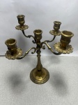 Candelabro fabricado em metal amarelo para 5 velas com altura de 27 cm