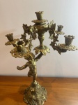 Raridade - candelabro fabricado em metal amarelo com a figura de criança  - altura 16 cm  e largura 34 cm