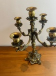 candelabro fabricado em metal amarelo para 5 velas com altura de 43 cm e largura 28 cm