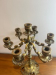 Candelabro fabricado em metal amarelo com altura de 49 cm e largura 35 cm 