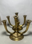 Par de candelabro fabricado em metal amarelo da Eberle com 23 cm de altura e comprimento 28 cm