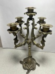 Candelabro fabricado em metal amarelo para 5 velas com altura de 32 cm