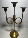 Candelabro para 3 velas fabricado em metal amarelo com altura de 29 cm