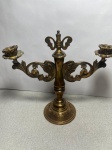 Par de candelabro para 3 velas fabricado em metal amarelo com altura 29 cm e comprimento 32 cm - pesa 2 kg cada