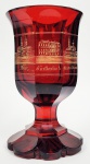 IMPÉRIO AUSTRO HUNGARO - PRECIOSO  GOBLET DE COLEÇÃO DE TRADIÇÃO BOHEMIA EM CRISTAL DE INTENSO RUBI REMATADO EM OURO QUE REALÇA A  LAPIDAÇÃO COM VISTAS DA CIDADE DE TEPLICE.  COM FEITIO FACETADO É UM DOS MAIS BONITOS GOBLETS QUE JÁ VI TANTO NA QUALIDADE DE EXECUÇÃO QUANTO NA ESTÉTICA INVULGAR.  CONTEM CENAS DA CIDADE DE TEPLICE HOJE PERTENCENTE A   REPÚBLICA TCHECA MAS COMO REGIÃO DA BOHEMIA JÁ INTEGROU O IMPERIO AUSTRO HUNGARO.  FUNCIONA AINDA HOJE NESSA LOCALIDADE O MAIS ANTIGO SPA DO MUNDO COM QUASE 1000 ANOS DE ATIVIDADE A SEREM COMPLETADOS EM 2154.  OS GOBLETS SÃO CÁLICES ÚNICOS, ASSOCIADOS A UM ÚNICO PROPRIETÁRIO E ASSIM INDICAM PRECEDÊNCIA, REQUINTE, RIQUEZA E PARA OS TEMPOS SOMBRIOS EM QUE O ENVENENAMENTO ERA UMA TÉCNICA DE RESOLUÇÃO DE CONFLITOS E INTERESSES FORAM OS GOBLETS UM OBJETO PARA SEGURANÇA DE SEU PROPRIETÁRIO. ASSIM ERA MUITO MAIS FÁCIL VIGIAR UM ÚNICO COPO DO QUE OS ENORMES CONJUNTOS SEM PERSONALIZAÇÃO QUE UTILIZADOS HOJE EM DIA. O PRÓPRIO REI DE PORTUGAL DOM JOÃO VI FOI VÍTIMA DE ENVENENAMENTO COMO SE COMPROVOU RECENTEMENTE. TAMBÉM A HISTÓRIA RELATA QUE DURANTE AS GUERRAS LIBERAIS EM PORTUGAL QUANDO O NOSSO IMPERADOR DOM PEDRO I TENTAVA ACOMODAR A PRINCESA BRASILEIRA DONA MARIA DA GLÓRIA NO TRONO PORTUGUÊS, AO QUAL TINHA PRECEDÊNCIA, CERTA FEITA QUANDO AGUARDAVA EM LONDRES OS SUCESSOS DE SEU PAI NO CERCO DO PORTO A MENINA RECEBEU UMA CAIXA COM LINDOS PÊSSEGOS, FRUTO PELO QUAL TINHA GRANDE APETITE. DECORRE QUE A CAIXA VEIO SEM INDICAÇÃO DO REMETENTE E GRAÇAS AO MARQUES DE BARBACENA QUE HÁ MUITO SE PREOCUPAVA COM A POSSIBLIDADE DE UM ENVENENAMENTO TIVERAM A IDÉIA DE OFERECER UM DOS PÊSSEGOS A UM CÃO QUE IMEDIAMENTE ABOCANHANDO A IGUARIA CAIU MORTO VÍTIMA DA FRUTA ENVENENADA. NA SEGUNDA METADE DO SEC. XIX PASSARAM A SER OBJETOS DE COLECIONISMO REQUINTADO PEÇA BELISSIMA! BOHEMIA, IMPÉRIO AUSTRO HUNGARO, PRIMEIRA METADE DO SEC. XIX. 15 X 9CM