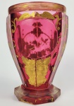 IMPÉRIO AUSTRO HÚNGARO - FORMIDÁVEL GOBLET NA TONALIDADE RUBI DECORADO EM OURO EM CHINOISERIE. TEM ÓCULO EM RESSALTO COM MONOGRA. BOHEMIA, CIRCA DE 1850. 11CM DE ALTURA