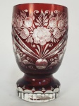 TRADIÇÃO BOHEMIA -  REQUINTADO GOBLET EM ESPESSO BLOCO DE CRISTAL RUBI E TRANSLÚCIDO COM SUNTUIOSA LAPIDAÇÃO FORMANDO FLORES E GUIRLANDA. IMPÉRIO AUSTRO HÚNGARO, INICIO DO SEC.  XX. 13 X 8,5 CM