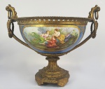 SEVRES - MAGNIFICO CENTRO DE MESA EM PORCELANA DE SEVRES COM EXCEPCIONAL ARMAÇÃO EM BRONZE ORMOLU. FUNDO NA TONALIDADE AZUL COM LINDAS RESERVAS EM EXUBERANTES ESMALTES FLORAIS. INTERIOR TEM TAMBÉM BELISSMA GUIRLANDA FLORAL SUDENDO BARRADO EM AZUL E EMOLDURANDO RICA CORBÉLIA DE FLORES. O BRONZE É DECORADO ESTILO E ÉPOCA NAPOLEÃO III COM LAURÉIS E PEROLADOS. EM TUDO GRANDIOSO! FRNAÇA, SEGUNDA METADE DO SEC. XIX. 36 X 31 CM